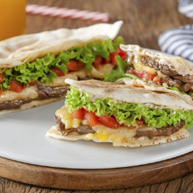 Massa artesanal, salada, cebola assada no shoyu, molho especial da casa, frango, queijo e porção de batata frita.