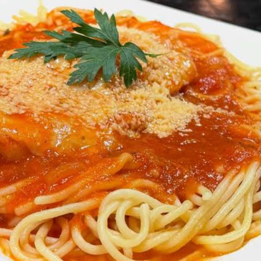 Deliciosa parmegiana com spaghetti feito na hora,ao molho sugo caseiro.