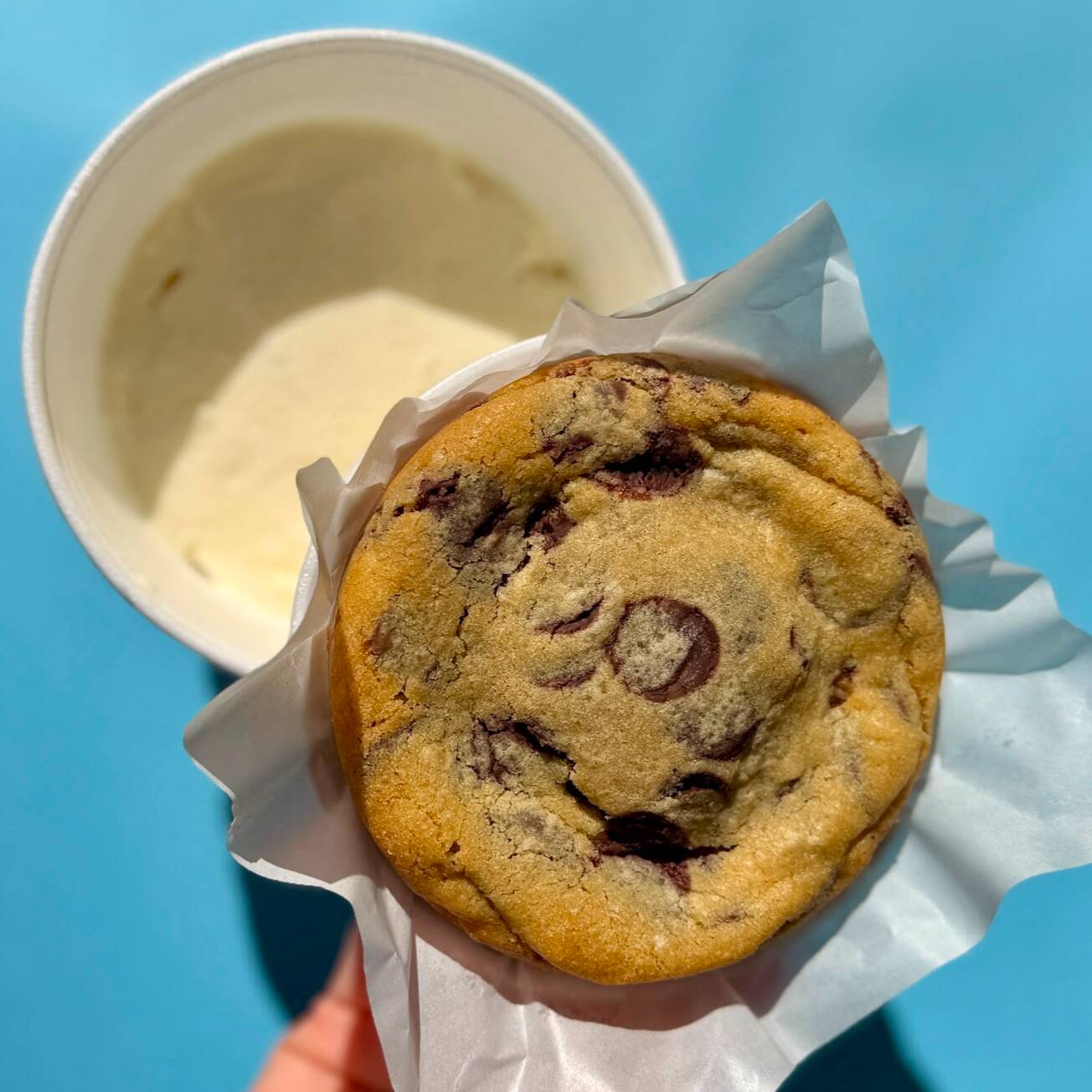 Escolha seu cookie, esquente-o e saboreie junto com nosso delicioso sorvete de baunilha de produção própria (200g)