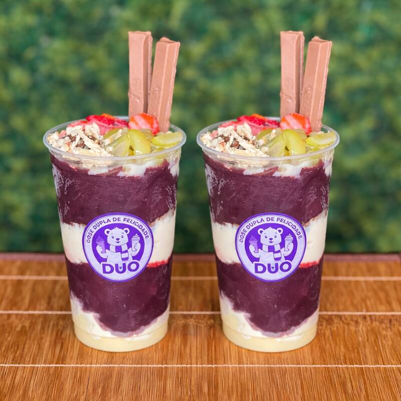 Combo Casal com 2 Copos de 700ml cada pra aproveitar com quem você ama! Você escolhe até 5 acompanhamentos grátis, que serão Iguais nos 2 copos.Adicionais pagos podem ser incluídos, mas valem para apenas 1 copo. Caso queira os 2 copos com adicionais, basta escolher 2 vezes.