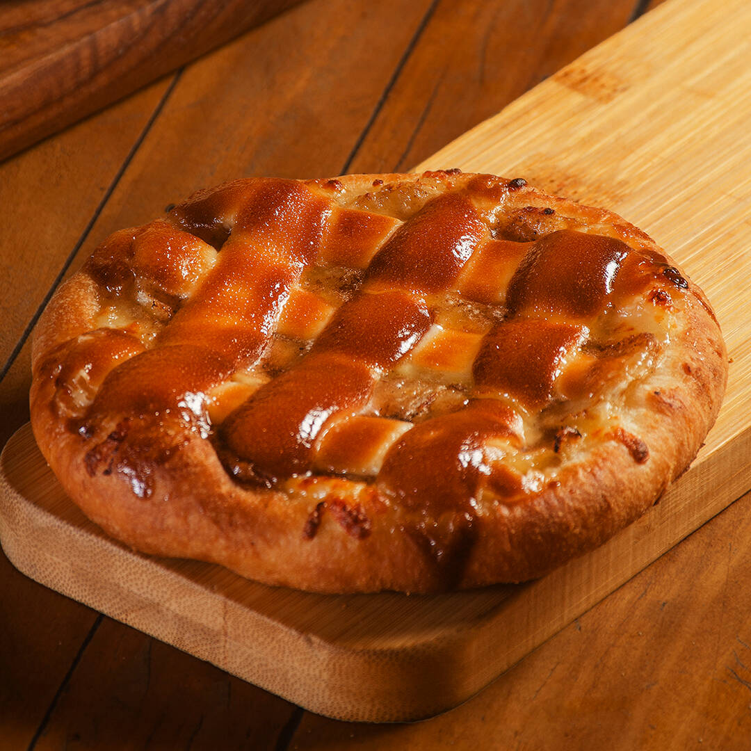 Banana caramelizada com camadas crocantes de chocolate branco