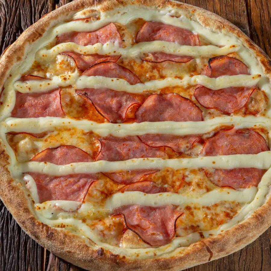 Lombo suculento e bem temperado, combinado com o cremoso Catupiry, criando uma pizza deliciosa e sofisticada