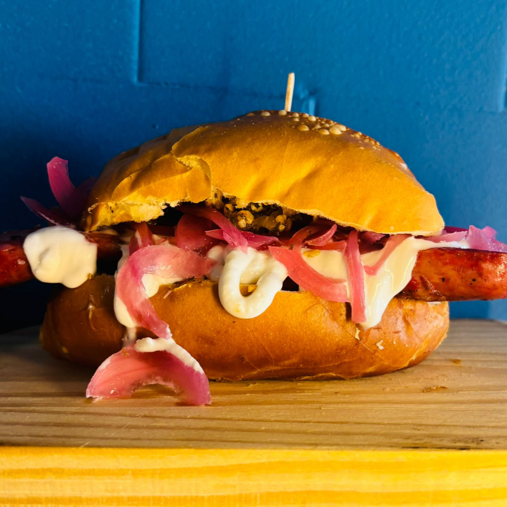 Nosso choripan acompanhado com porção de batatas assadas com maionese de alho da casa.