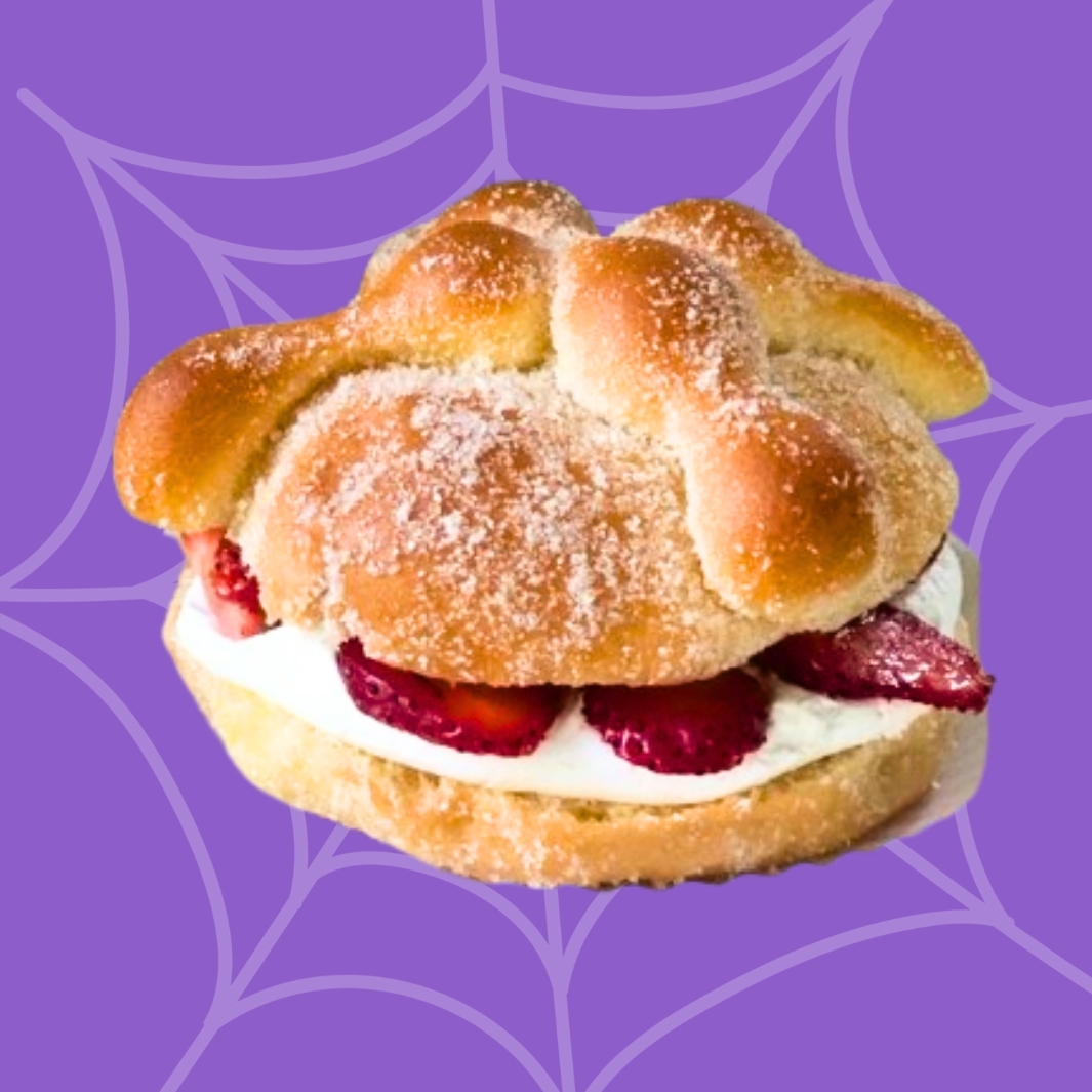 Pan de Muerto con Fresas con Crema