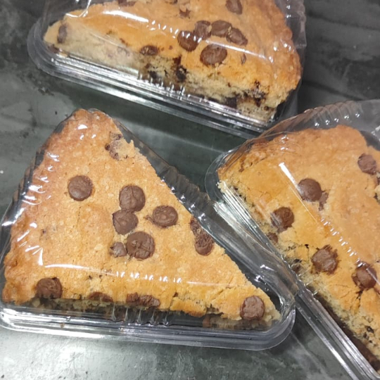 MINI FATIA de cookie com creme de avelã, aprox 100g serve 1 pessoa. recomendo esquentar 15 segundos no microondas para melhor experiência!!