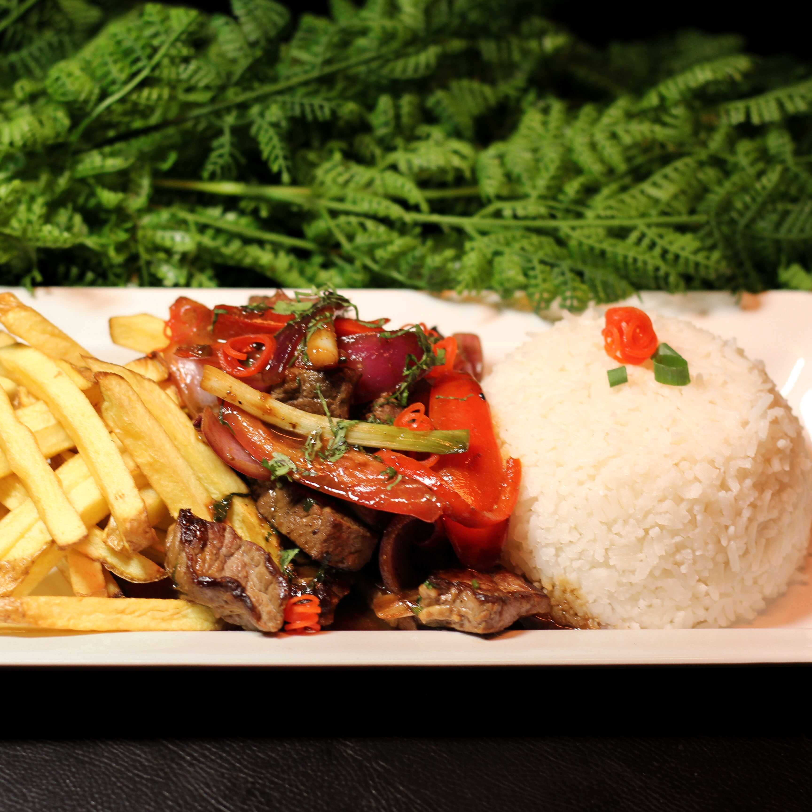 BATATA FRITA COM FILE MIGNON E TOMATE E CEBOLA AO SHOYU E ARROZ