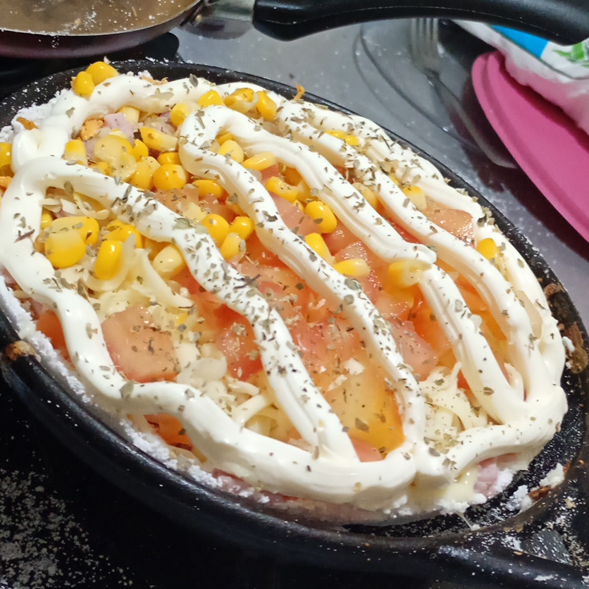 Frango, queijo mussarela, presunto, tomate, cebola, milho, orégano, e um adicional