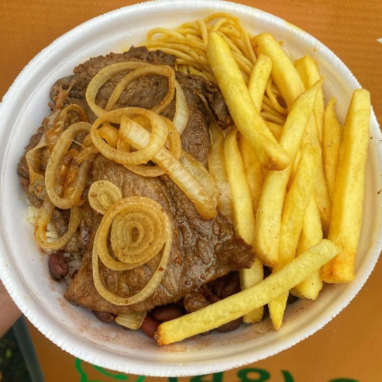 Bife contra filé acebolado, arroz, feijão e batata frita.