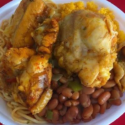 Deliciosa opção de almoço de galinha guisada, acompanhada de arroz soltinho, macarrão, feijão, vinagrete e farofa.