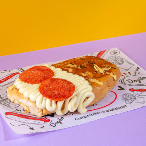 Pão grande de parmessão, 2 salsichas, purê, batata palha, molho da casa, ketchup, Catupiry(Original), mussarela, pepperoni, borda de Catupiry(Original).