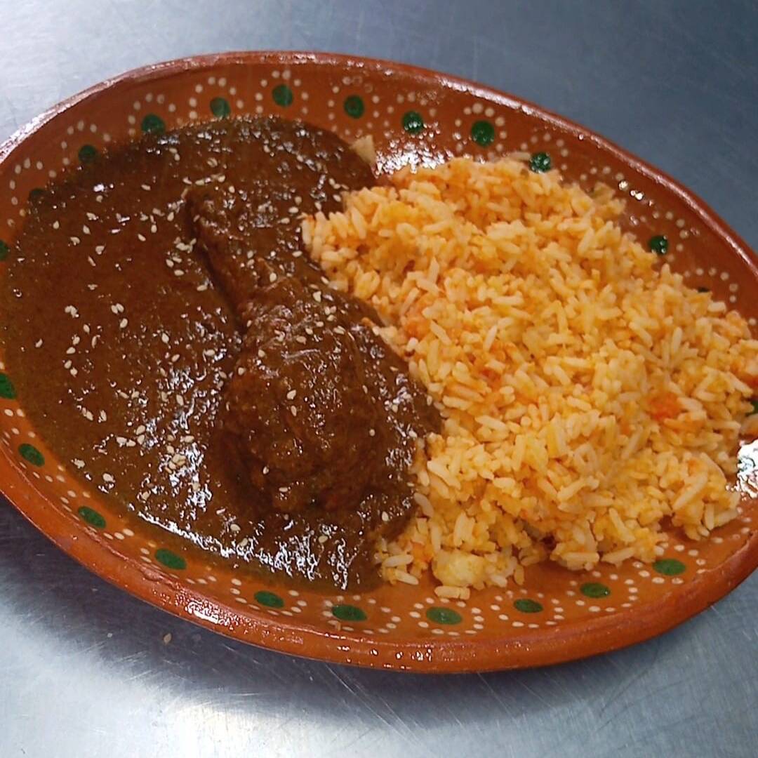 Mole con Pollo y Arroz