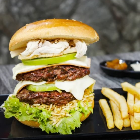 Hamburguesa Doble Carne + Papas + Bebida del día