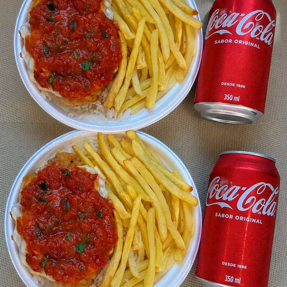 Marmita com delicioso filé de frango parmegiana (empanado na massa crocante coberto com molho de tomates e queijo) acompanhado de arroz branco e batatas fritas. Acompanha 2 refrigerantes lata Coca Cola 350ml bem gelada. Combo indicado para 02 pessoas.