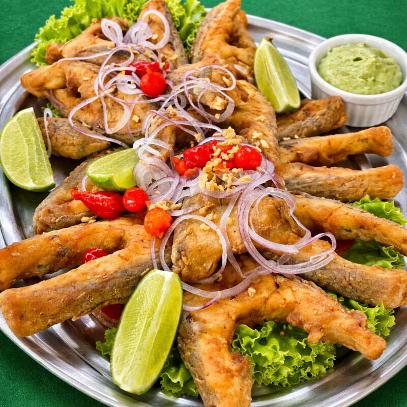 Postas de tilápia fritas com tempero caseiro. Sabor leve, crocância na medida