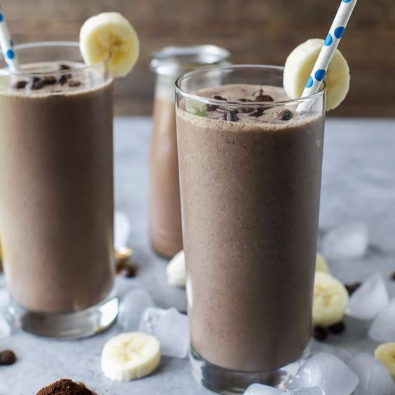 1 Licuado de plátano con chocolate + 2 pz de hot c