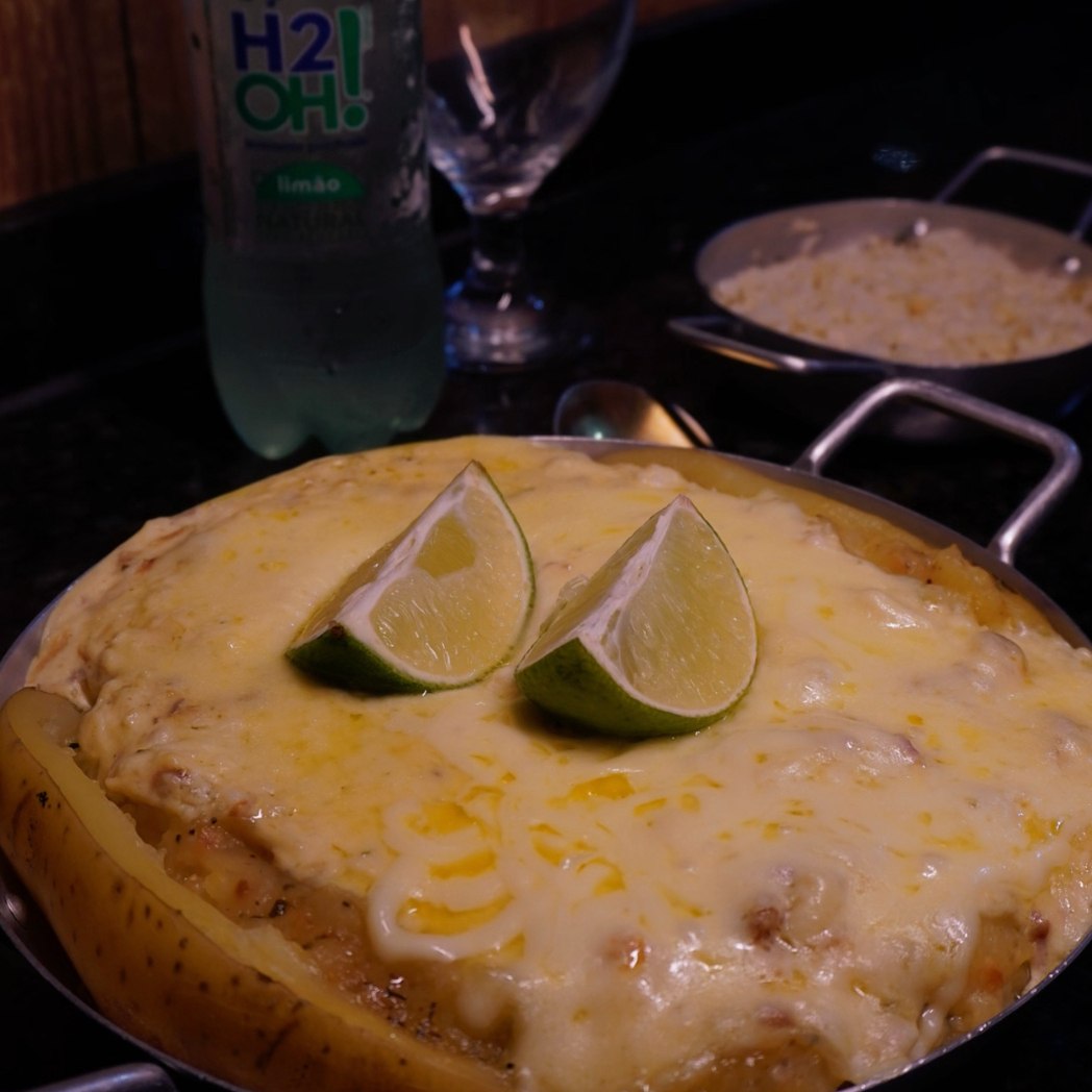 Batata temperada com nossa margarina especial, recheada com tilápia desfiada, envolta em molho branco cremoso à base de queijos, finalizada com mussarela gratinada e um toque de limão que traz leveza e frescor.