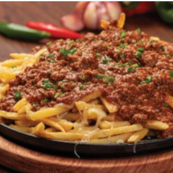 Generosa porção de batatas rústicas (500g), carne com chili (300g), queijo muçarela e cebolinha, servidos em uma chapa quente