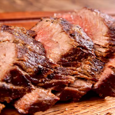 2 refeições com carne assada , farofinha , salada de maionese , arroz e feijão
