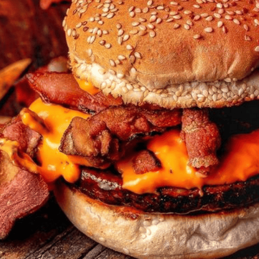 Pão brioche, smash burger 100g, cheeddar, bacon crocante e molho da casa.