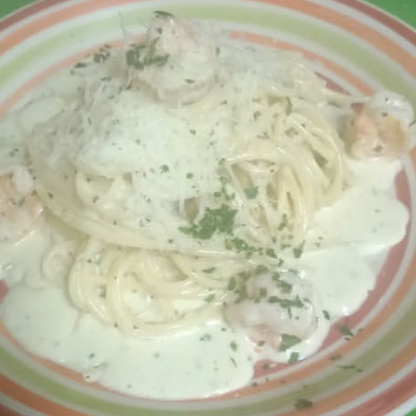 Pasta Alfredo con Camarones
