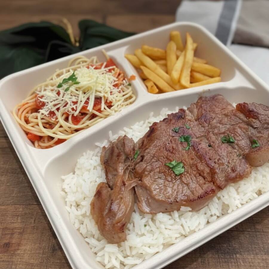 Macarrão com molho vermelho, arroz, fritas e Bife de Contra Filé