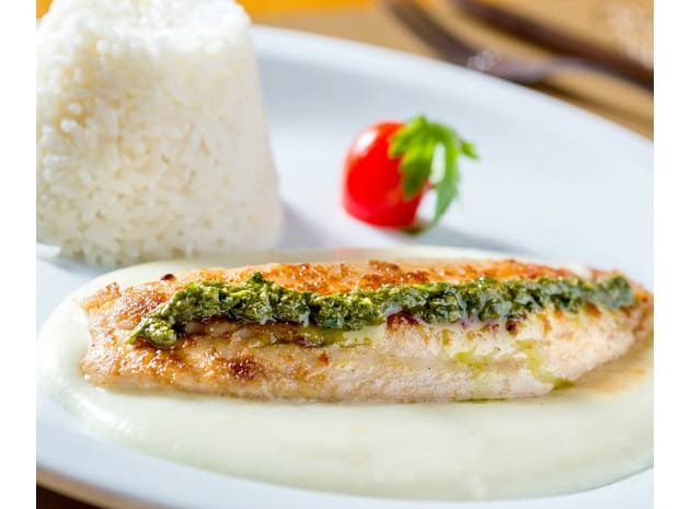 Filé de tilápia grelhado, molho pesto, arroz e purê de batata.