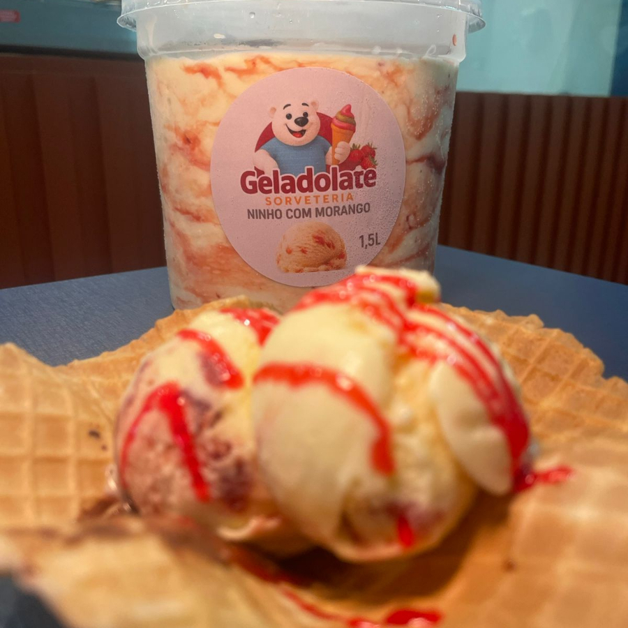 Conheça nossa linha Gold e se apaixone, sorvetes no pote de qualidade premium. Sabor base de Ninho adicionado de geleia de Morango caseira, o sabor preferido de nossa sorveteria, direto pra você em sua casa em pote de 1,5l, pra família toda se deliciar. Acompanha 03 casquinhas crocantes de cortesia <3