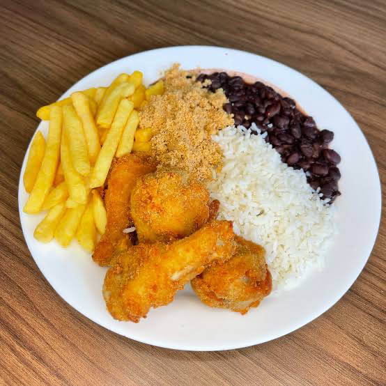 Arroz ,feijão , farofa , Drumet a milanesa com batata frita + guaravita