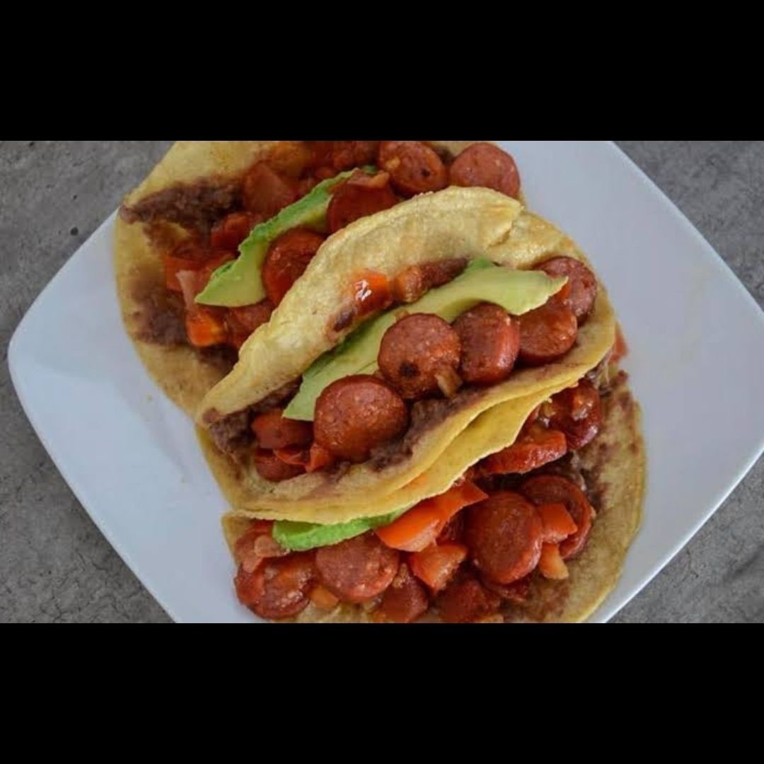 Taquito de Salchicha Enchipotlada