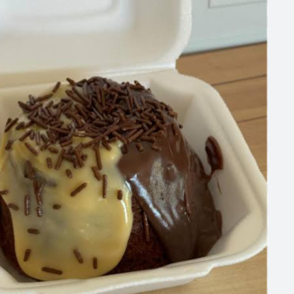 Nosso caseirinho massa de chocolate, recheio duo ninho e chocolate 50%