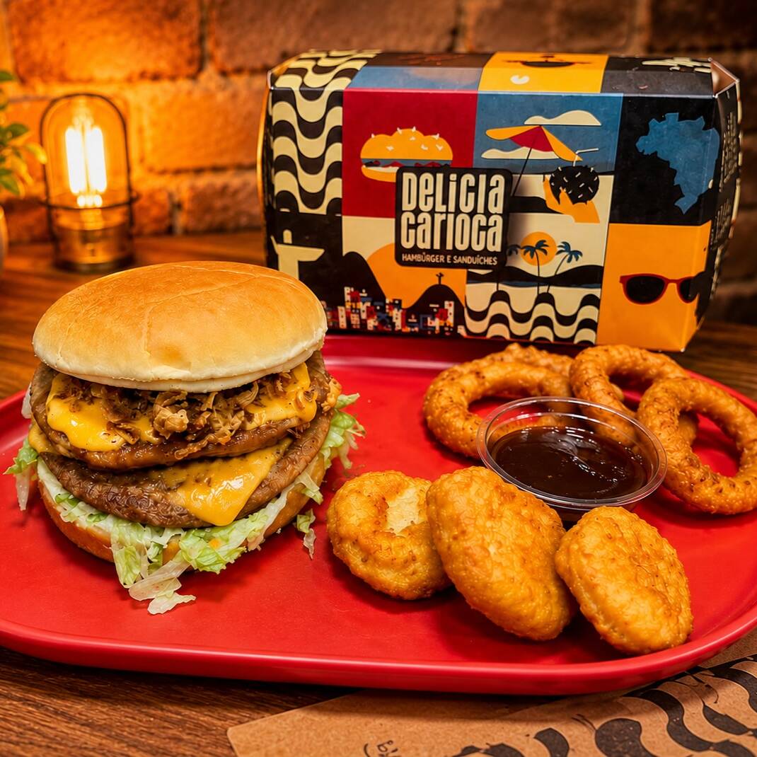 DUPLO X-BURG (pão,2 carnes de 56g, 2 queijos, maionese da casa , cebola crisp alface americana ) + 3 nugguet + 3 aneis de cebola + maionese artesanal