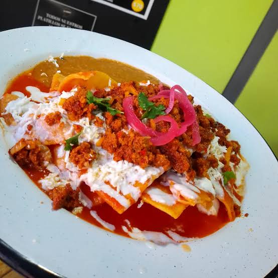 Chilaquiles Rojos con Chorizo