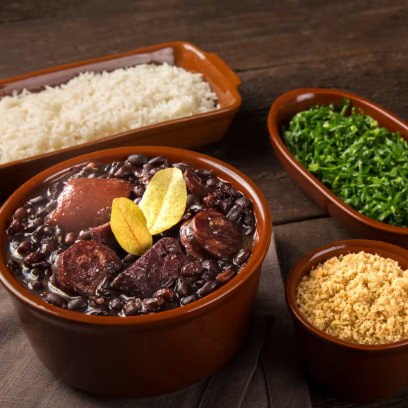 Arroz, farofa, bisteca, couve refogado, torresmo, e banana à milanesa.