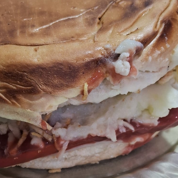 PÃO, SALSICHA, PURÊ, MILHO, MUSSARELA, VINAGRETE, BATATA PALHA, KETCHUP, MOSTARDA, REQUEIJÃO, CHEDDAR.