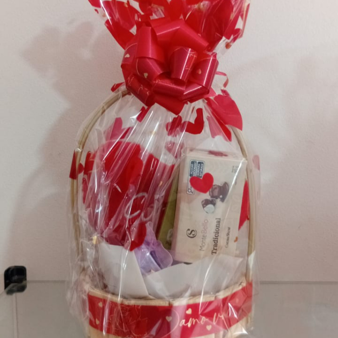 4 trufas cacau show ( morango, tradicional, maracuja, branco), Barra de Chocolate pistache 100g, Caixa Montebello 108g, Almofadinha de coração escrito " com amor", um par de brincos folheado surpresa na caixinha de presente !