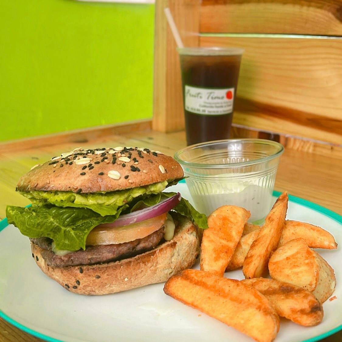 Hamburguesa de Res con Pan Integral y Papas