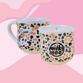 Caneca curve malhada com logo e Vaquinha Moo, na cor branca. Capacidade 380ml.