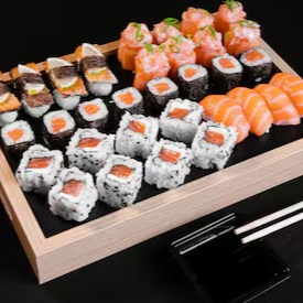 8 Uramaki Philadelphia, 8 Joy Salmão, 8 Hossomaki Salmão, 4 Niguiri Salmão e 4 Niguiri Skin Limão