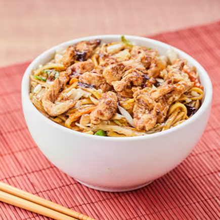 Macarrão Yakisoba frito, frango, presunto, mix de legumes ao molho shoyu, especiarias orientais e óleo de gergelim torrado.