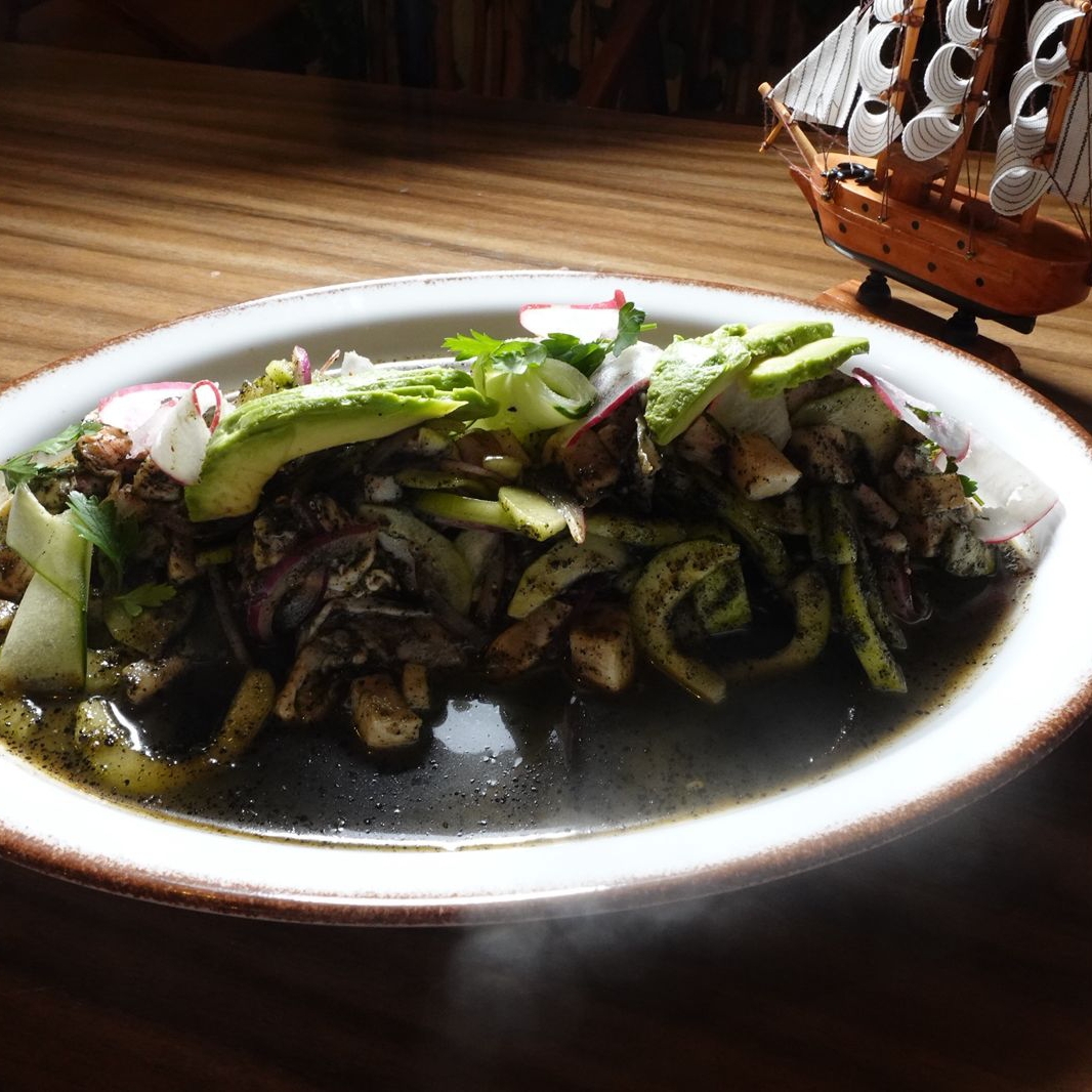 Aguachile negro mixto