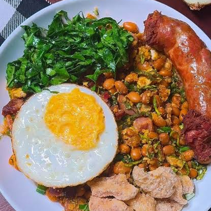 Aquele tropeiro delicioso com linguiça, acompanha arroz, ovo e couve