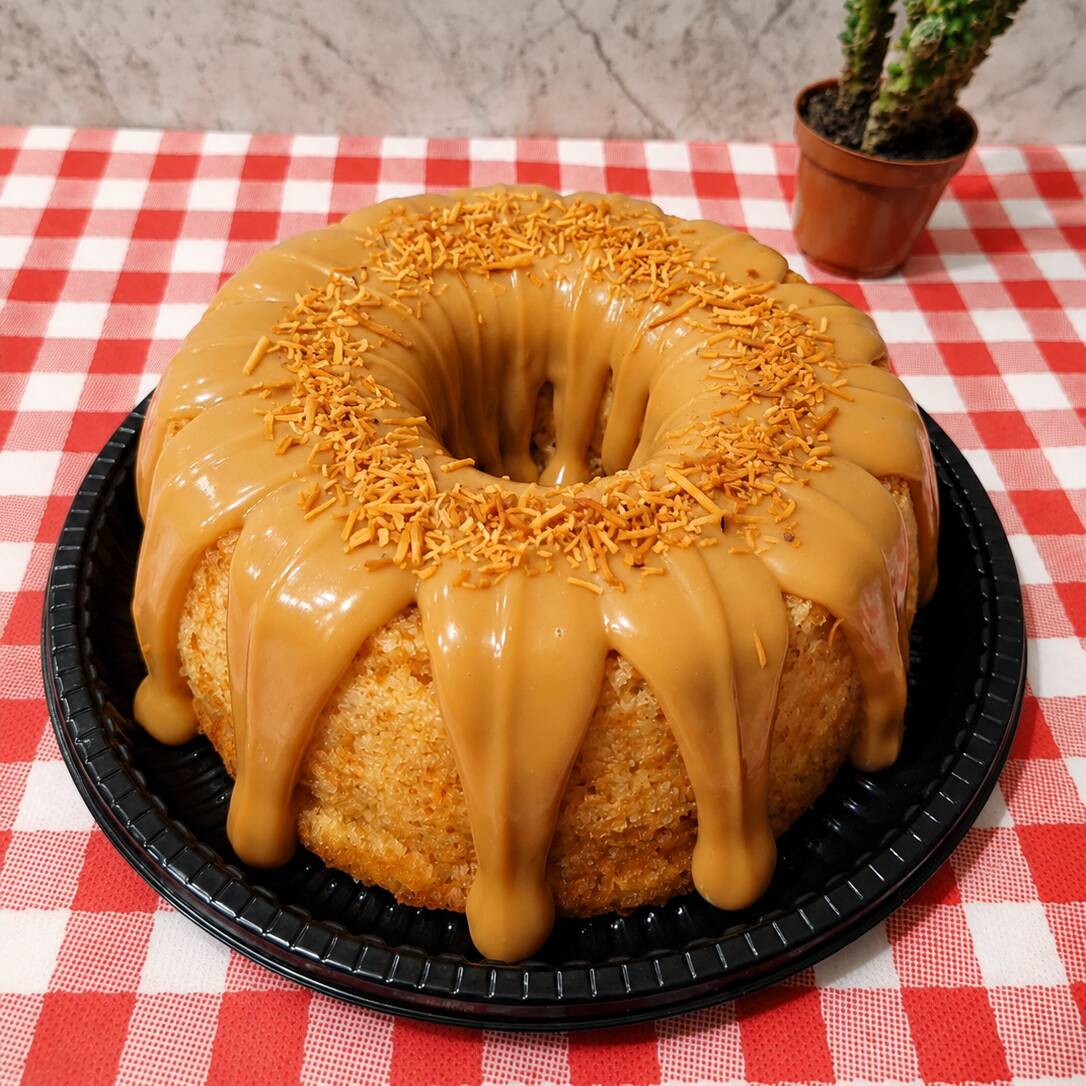 Uma combinação irresistível! 😍
Nosso bolo de tapioca é super macio e molhadinho, coberto com uma generosa camada de doce de leite cremoso e finalizado com coco tostado para dar aquele toque especial.