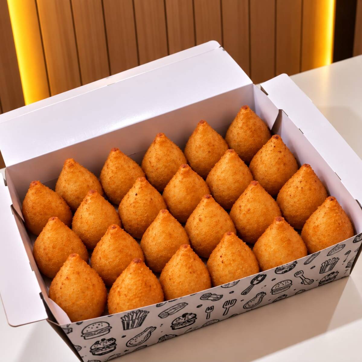 Aquela coxinha que dá água na boca! Crocante, douradinha e recheada com frango bem temperado (Aprox. 20 gramas )