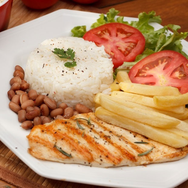 Feijão, arroz, macarrão e salada