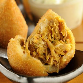 A releitura perfeita do salgado mais amado do Brasil! Nossa coxinha é feita com recheio super suculento de filé de sobrecoxa marinado em temperos cuidadosamente pensados para trazer ainda mais intensidade ao nosso salgado, que combinado com nossa massa de batata
cremosa e delicada, empanada numa dourada camada de farinha panko impecavelmente crocante, revela uma experiência irresistível para quem aprecia produtos Premium.