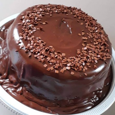 Experimente nosso delicioso bolo de chocolate, com calda de chocolate gourmet. Serve 8 pessoas. aproximadamente.