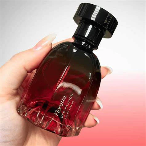 - Inspirado em paixões inesquecíveis, a versão Eau de Parfum do seu Floratta Red traz um rico buquê floral intenso combinado à suculência e sensualidade da Maçã de Vermont, com nuances envolventes de madeiras cremosas e todo o calor de notas ambaradas.
Família Olfativa: Floriental Amadeirado
Esse perfume ninguém resiste, atraí todas as atenções para você.