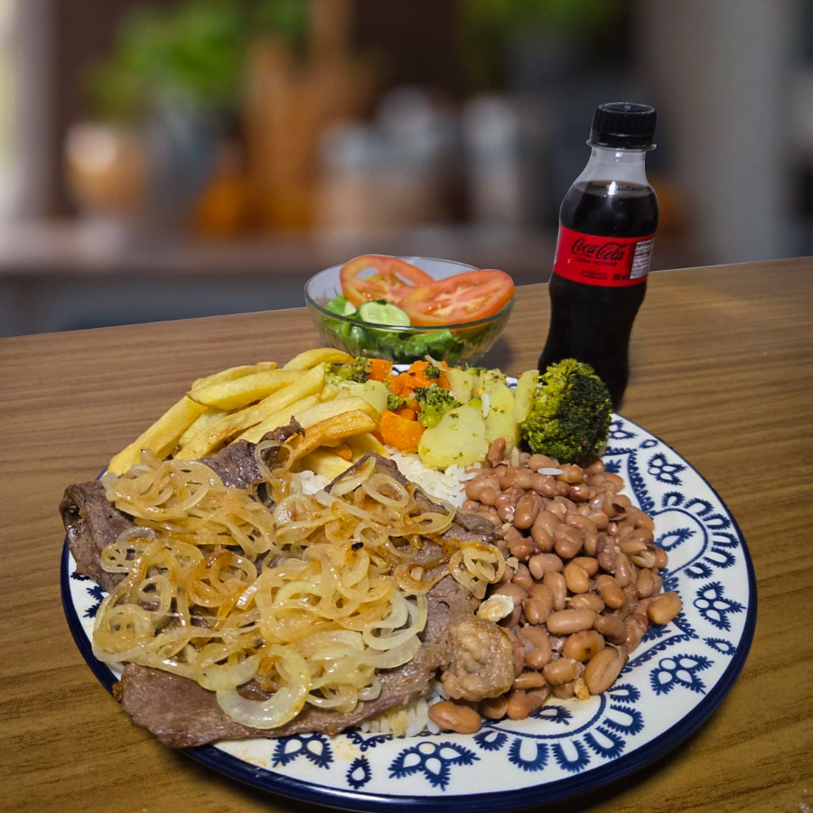 Bife Acebolado feito na chapa, acompanha arroz, feijão e + 1 acompanhamento a sua escolha.