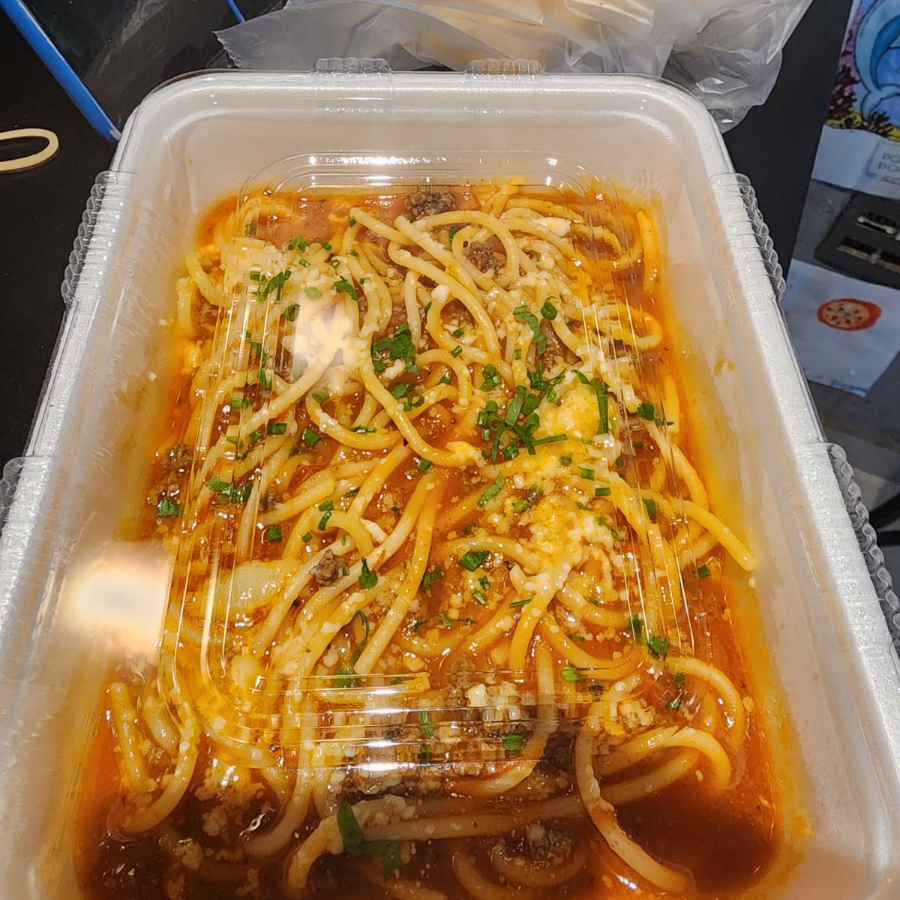 Massa fresca servida com nosso molho Pomodoro a base de tomates frescos.