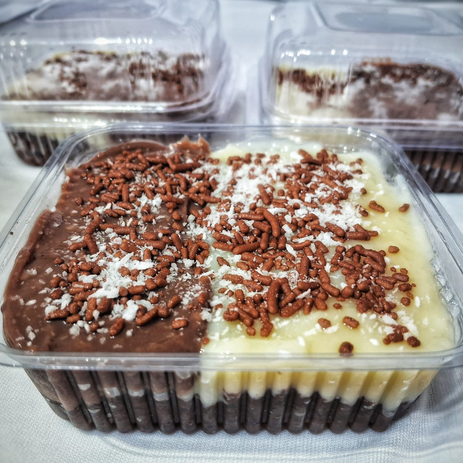 Metade brigadeiro, metade coco, bem molhadinho e finalizado com coco ralado e granulado.